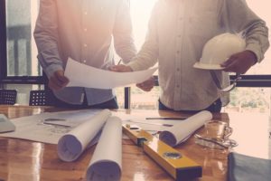 Jak zawrzeć bezpieczną umowę o prace remontowo-budowlane